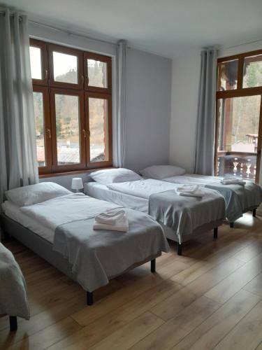 5 twin beds