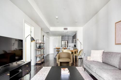 Long Beach 1BR w Pool Gym nr Ocean Blvd LAX-522 in Long Beach, USA