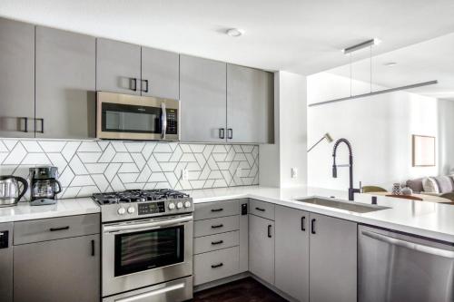 Long Beach 1BR w Pool Gym nr Ocean Blvd LAX-522 in Long Beach, USA