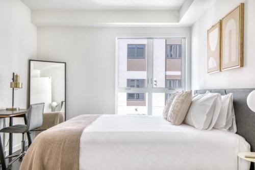 Long Beach 1BR w Pool Gym nr Ocean Blvd LAX-522 in Long Beach, USA