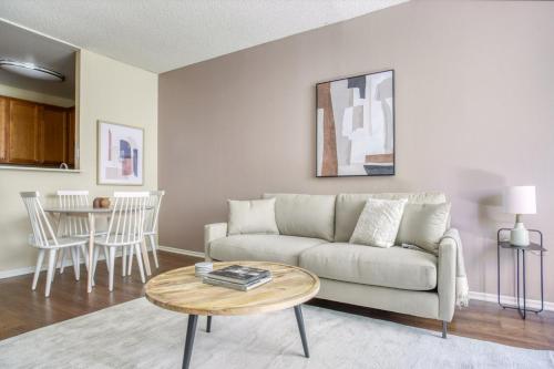 Burbank 1BR w Gym Pool WD nr Olive Ave LAX-885 in Burbank, USA