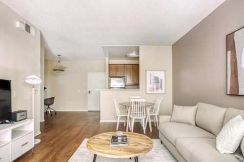Burbank 1BR w Gym Pool WD nr Olive Ave LAX-885 in Burbank, USA