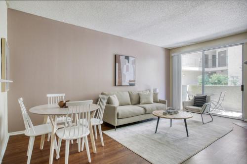 Burbank 1BR w Gym Pool WD nr Olive Ave LAX-885 in Burbank, USA