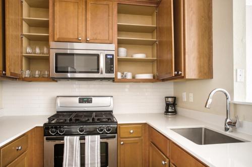 Burbank 1BR w Gym Pool WD nr Olive Ave LAX-885 in Burbank, USA