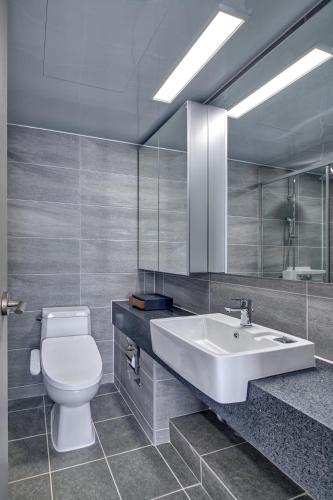 Bathroom, Chonpines Ocean Suites in Gangneung-si