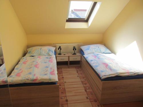2 twin beds