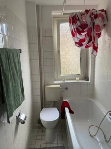 Quet Room in flat,2 station to Messe, free parking,Supermarket near, Frankfurt