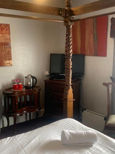 1 double bed, 1 twin bed