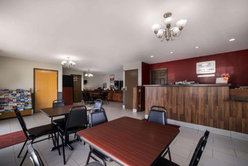 Econo Lodge Inn & Suites Canandaigua - Fingers Lake Area - 로비
