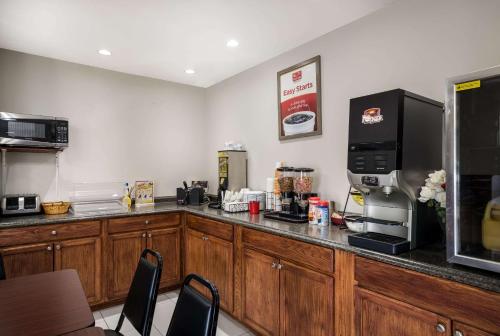 Econo Lodge Inn & Suites Canandaigua - Fingers Lake Area - 식음료(F&B)
