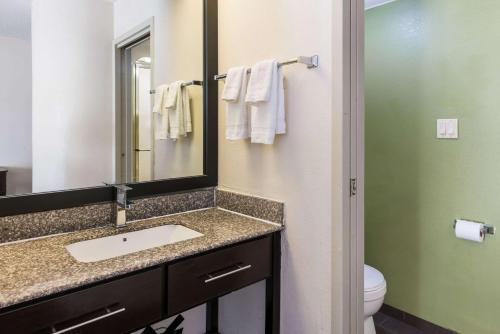 Rodeway Inn - image 6