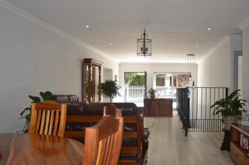 Shared lounge/TV area, Serenity Ocean Lodge in Wilderness