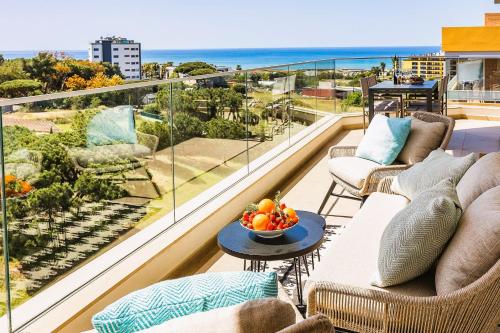 Luxurious T3 Penthouse Retreat with Pool & Seaview