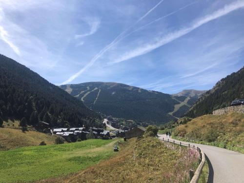 Casita de madera a Peu del Riu Incles - Sol y Nieve - Parking incluido in Incles