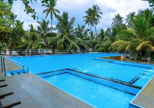 Swimming pool, Lagoon Paradise Beach Resort in Tangalle