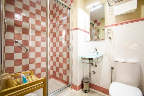 Double or Twin Room image 9