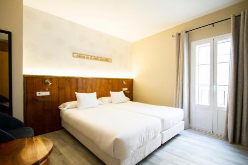 Double or Twin Room image 8