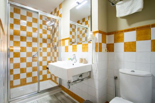 Double or Twin Room image 7