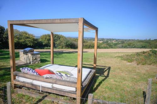 The Barn House - Swimming Pond,Jacuzzi,Chicks! in Battle