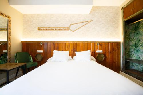 Double or Twin Room image 6