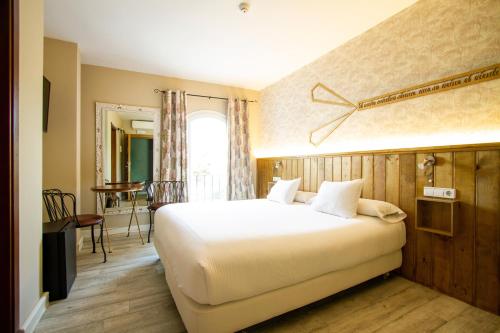 Double or Twin Room image 4