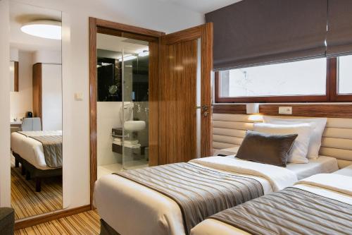 Metropolis Design Hotel - image 4