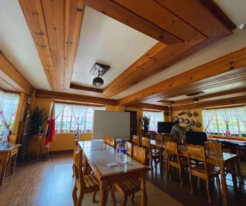 Pinecone Lodge & Restaurant in La Trinidad