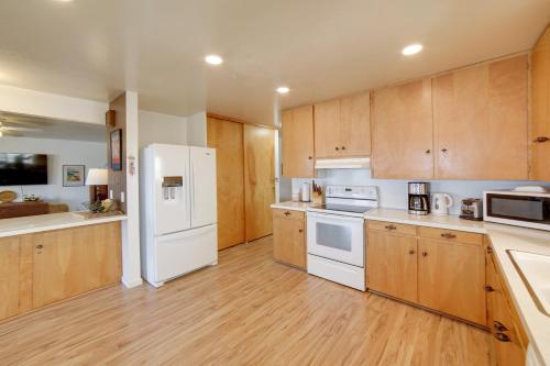 Waterfront Lakeport Rental Home with Private Dock! in Kelseyville