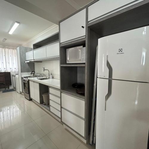 ห้องครัว, 037C - Apartamento 2 dormitórios na praia de Bombas (037C - Apartamento 2 dormitorios na praia de Bombas) in บอมบิญาส