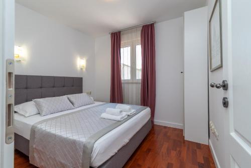 Three-Bedroom Apartment with Terrace and Sea View image 10