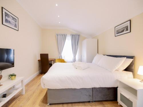 Pass the Keys Flat 3 and 4 Top Floor Comfy Two Studio Rooms