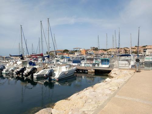 Le Mooréa 2 est à 5 min de l'hyper centre et plages