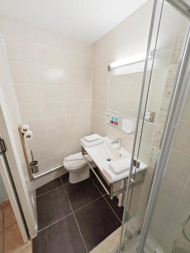 Double Room with Balcony image 4