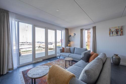  Meerzicht 24 - Luxury family accommodation with beautiful lake side view in Uitgeest