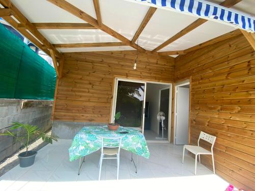 Bungalow charmant à Schoelcher avec jardin clôturé - Location saisonnière - Schoelcher