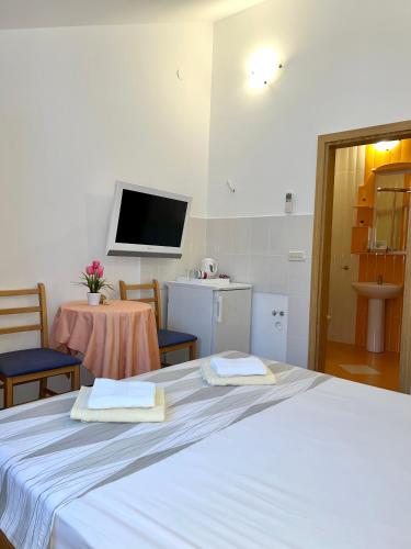 Double Room with Private Bathroom image 3