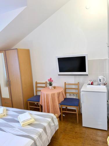 Double Room with Private Bathroom image 5