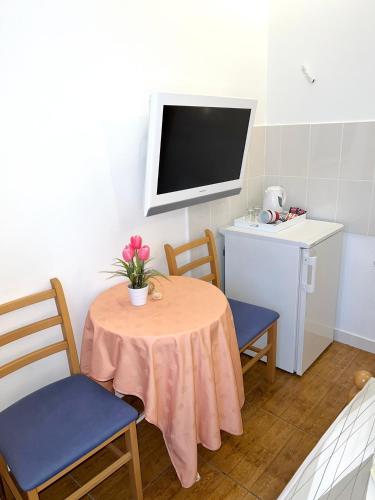 Double Room with Private Bathroom image 4