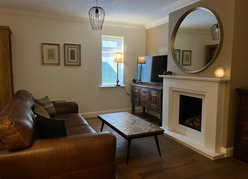 Stunning Beverley Bungalow w Fireplace, private parking, and garden
