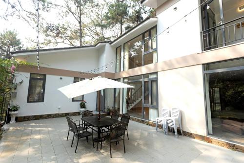 Luxury 5 bedroom villa - Tuyen lam lake view