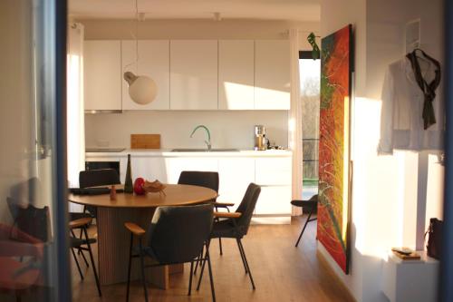 Cocina, Hiša ob stolpu (Hisa ob stolpu) in Lendava