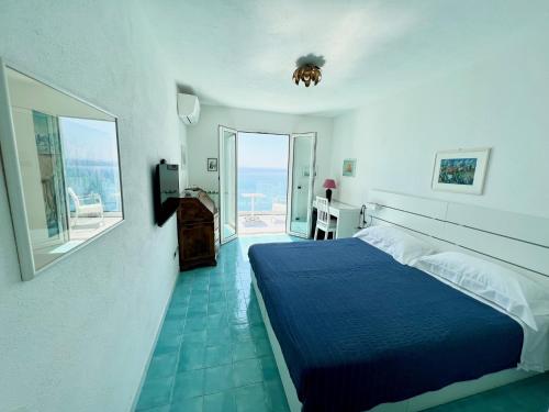 Deluxe Double Room with Balcony and Sea View image 3