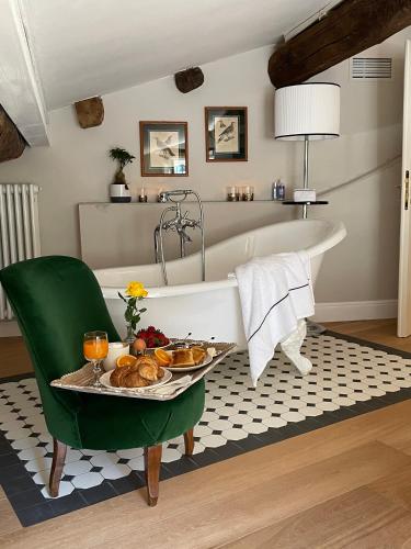 1 queen bed, 2 twin beds