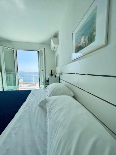 Deluxe Double Room with Balcony and Sea View image 10