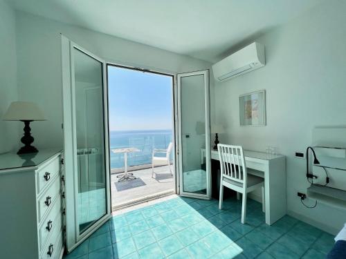Deluxe Double Room with Balcony and Sea View image 9