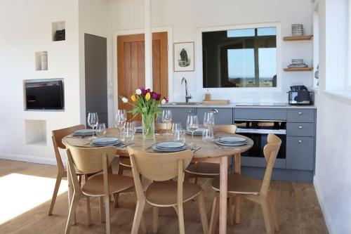 кухня, Eco-Lodge with sea view Charleton Estate in Колінсберг