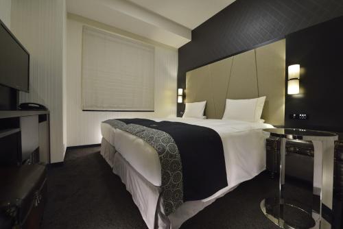 Premium Hollywood Twin Room with Complimentary Breakfast