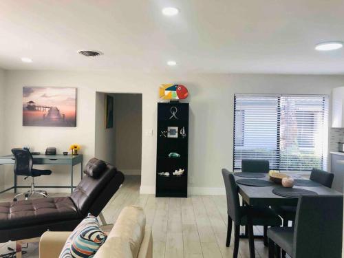 Spacious 2bd 2bath private yard, free parking, pets welcome in Delray Beach, USA