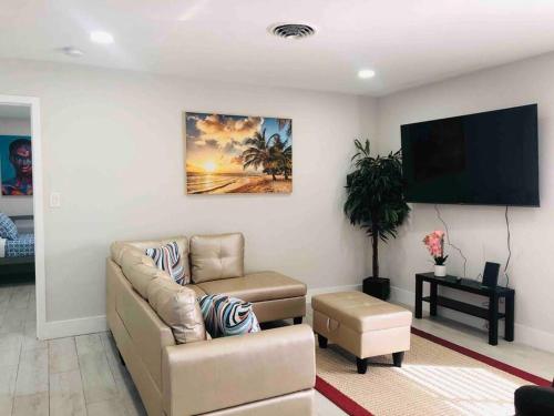 Spacious 2bd 2bath private yard, free parking, pets welcome in Delray Beach, USA