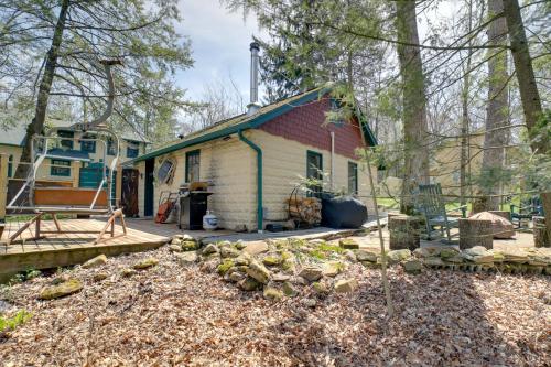 Pool Access Pet-Friendly Pennsylvania Cabin! in Johnstown (PA)